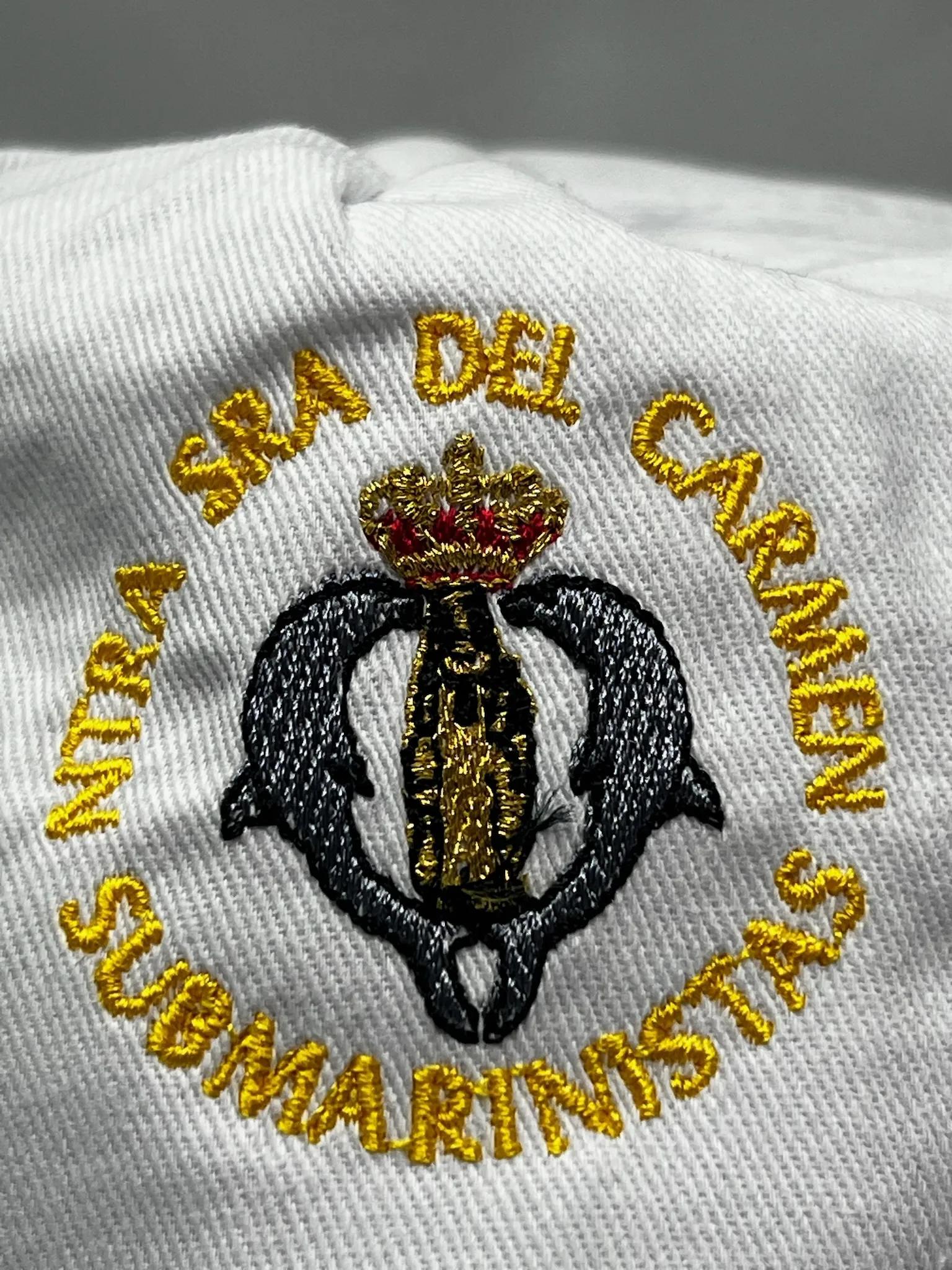 Gorra infantil blanca de la asociación virgen del carmen de los submarinistas.JPG